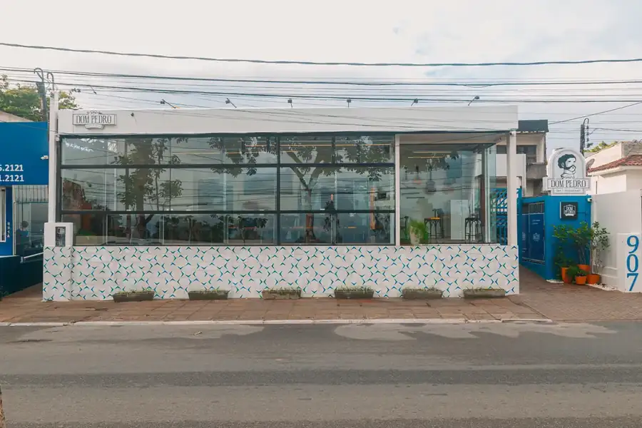 Fachada de dia, vista da calçada
