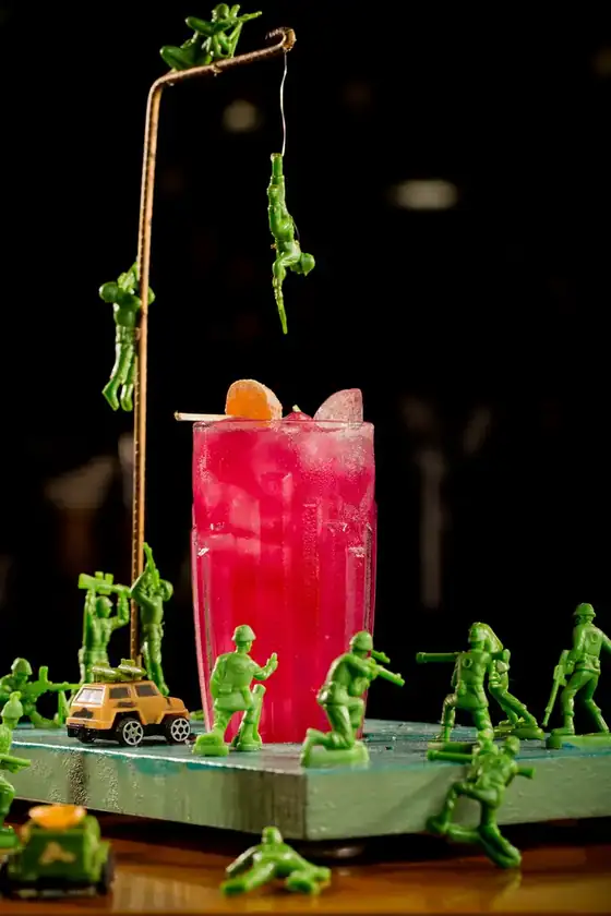 Drink Zona de Guerra, servido com soldadinhos de brinquedo